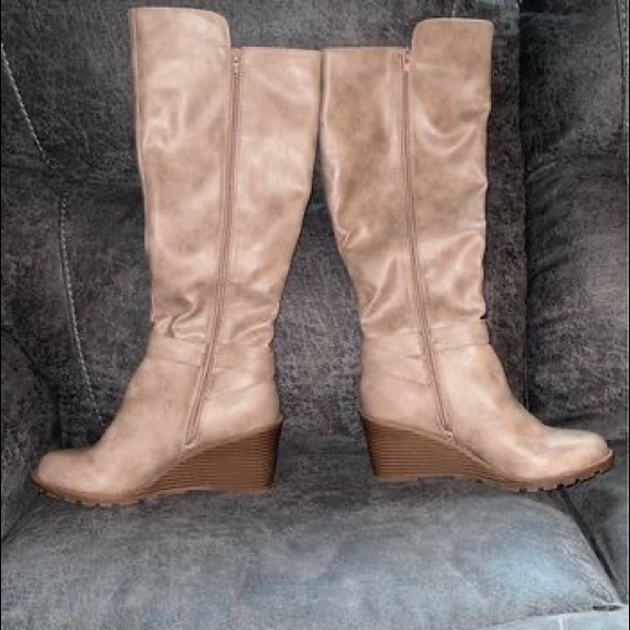 Women’s tan wedge boots size 8.5 - Picture 3 of 3
